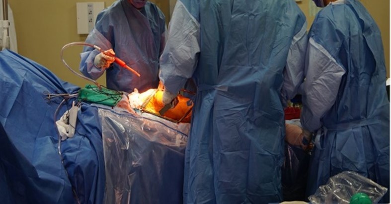 Surgeons performing a hip replacement surgery at Hospital del Río in Cuenca, Ecuador